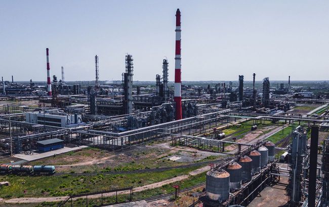 1,400 km deep strike: Security Service drones target Russian refinery in Orsk, footage