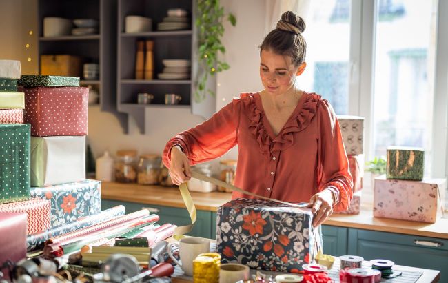 How to wrap gifts for New Year: Royals present wrapper shares practical tips