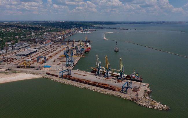 Russian occupants load three ships simultaneously in Mariupol's port