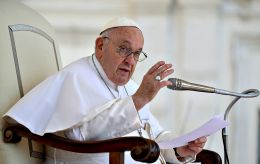 Pope Francis criticizes Harris and Trump, offers advice to American voters