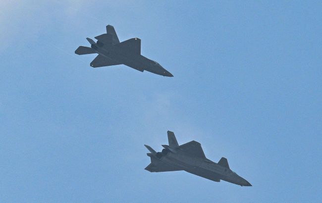 Chinese aircraft near Taiwan again: Beijing breaks calm ahead of meeting with Trump