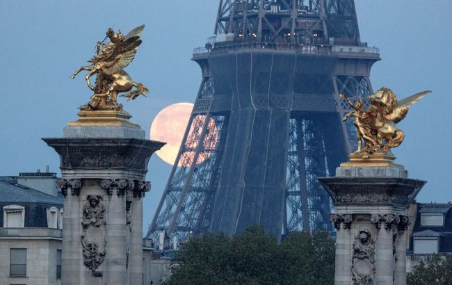 Eiffel Tower evacuated because of possible mining