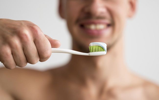 Dentist names number one mistake in brushing teeth that could lead to their loss