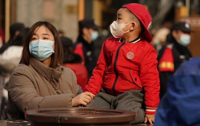 Hospitals overwhelmed as new virus spreads in China