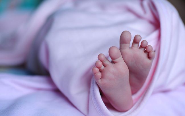 Kyiv medics take emergency birth of injured mother hit in Russian attack