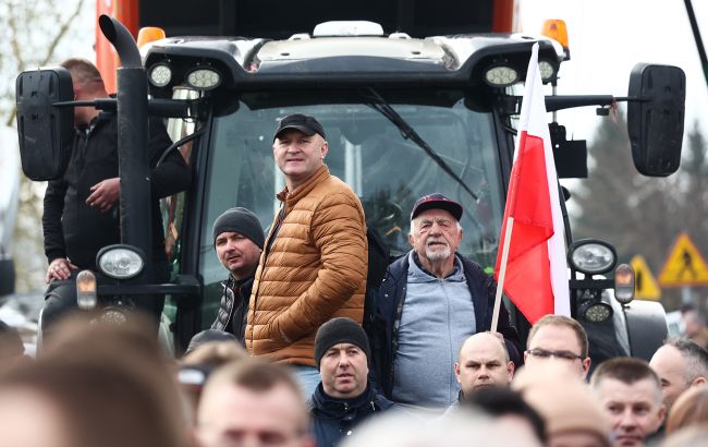 Polish farmers block truck traffic on Ukraine border