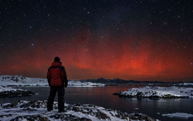 Red aurora and two galaxies: Ukrainian polar researchers share unique photos from Antarctica