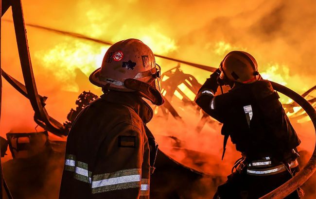 Russia strikes fire station in Ukraine's Kherson region: 3 rescuers wounded