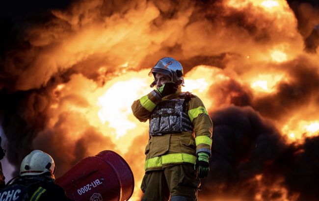 Russia strikes Sumy region: Houses damaged, large-scale fire erupts