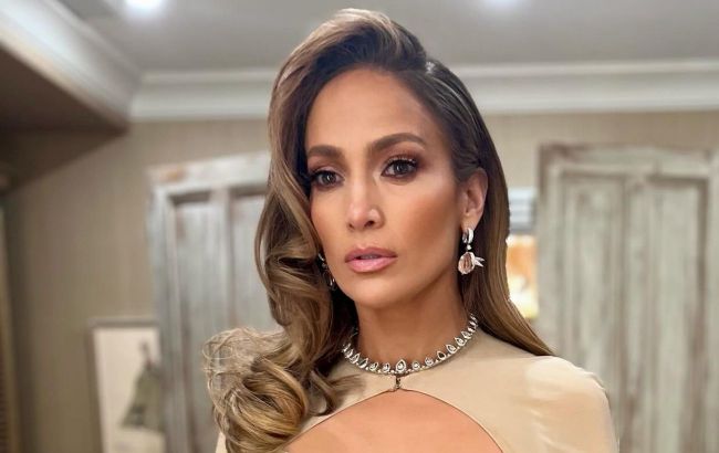 Against backdrop of divorce rumors: Jennifer Lopez appears in public in stunning outfit