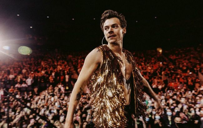 Harry Styles shocks fans by shaving head, ditching curls (Photo)