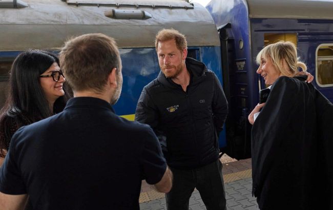 Prince Harry arrives in Kyiv — First video from train station and his unexpected present