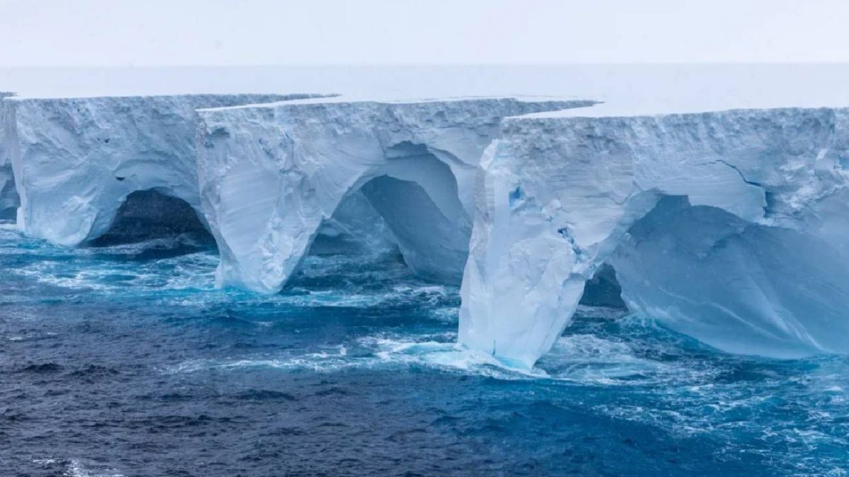 Arches and 'caves' emerge in world's largest iceberg - Photo | RBC