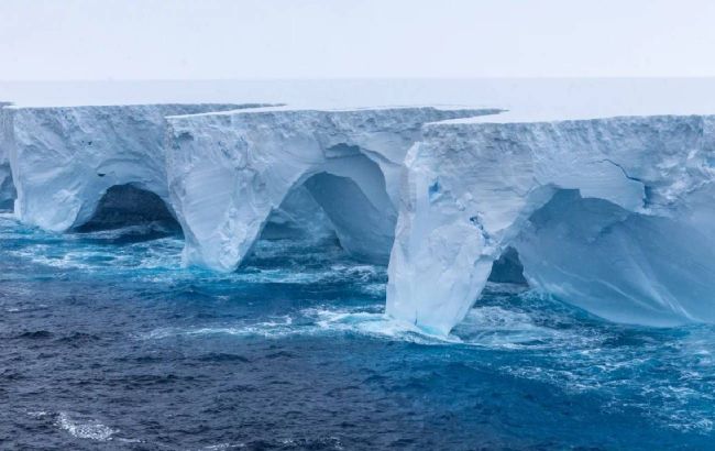 Arches and 'caves' emerge in world's largest iceberg - Photo