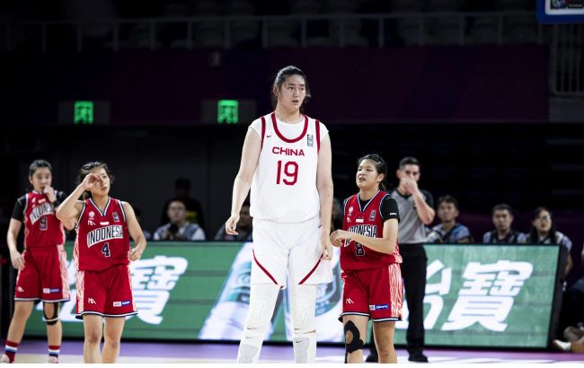 China's 7‑foot‑5 wonder makes big debut - Сheck out jaw‑dropping highlights