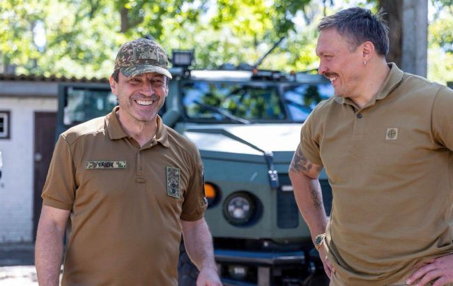 Usyk spends time with Ukrainian soldiers in rehab: Moving encounter on video