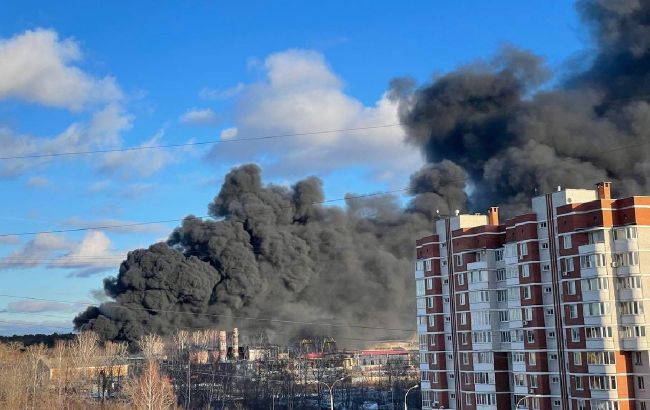 Massive fire engulfs Yekaterinburg factory