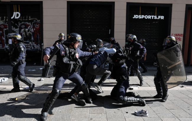 Fresh wave of protests sweeps France, targeting Macron and Le Pen