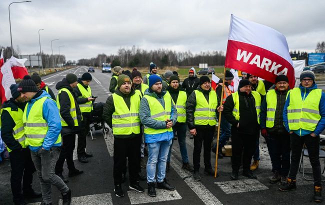 Ukraine-Poland border blockade: One checkpoint reopened