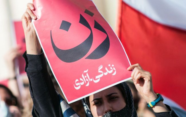 Security forces defect to protesters, gunfire and casualties - Iran protests intensify