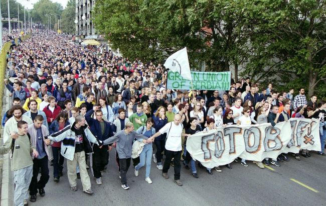 Mass protests in Serbia continue for five days, injuring hundreds of protesters and officers