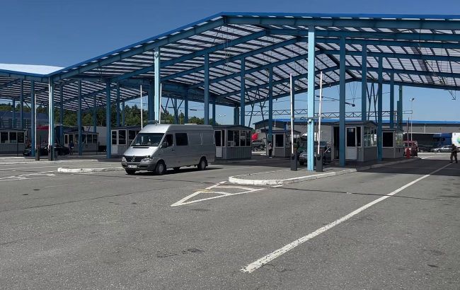 Russia strikes Ukraine-Moldova border crossing in Odesa region