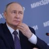 Putin cuts list of crimes that bar Russians from military contracts