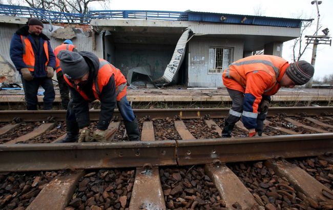 Russia massively strikes Ukraine's railway infrastructure: Train driver injured