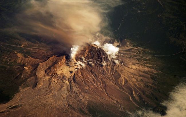 Powerful earthquake occurs in Kamchatka, volcano erupts