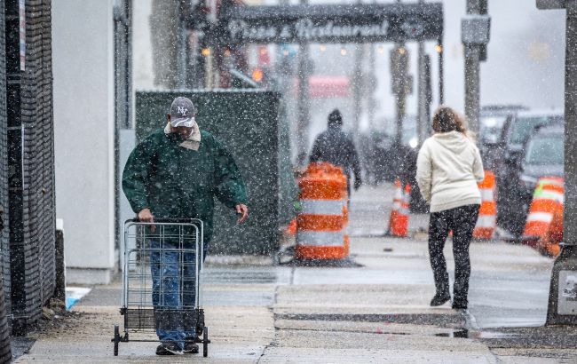 Storm sweeps across U.S. - At least 4 died, thousands left without power