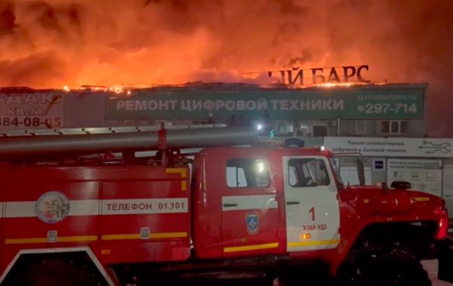 Massive fire in shopping center in Russia