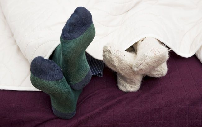 5 reasons not to sleep in socks at night: Side effects