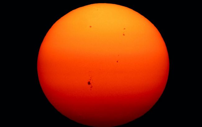Scientists alarmed by sunspot wider than Earth by 15 times