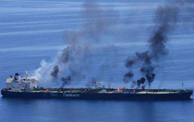 Houthis hit oil tanker, allow rescuers to prevent disaster