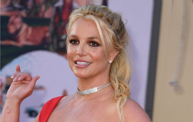 Barking and carrying knife: Britney Spears frightens diners at Los Angeles restaurant