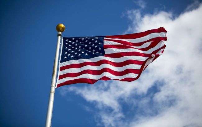 Russian military storms Ukrainian positions with US and Russian flags: Footage