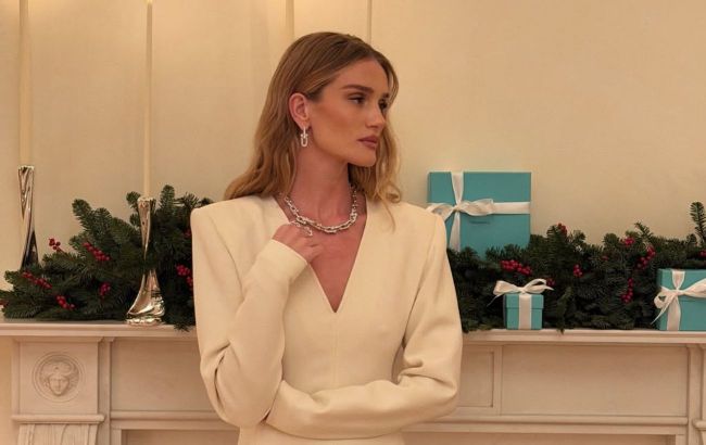 Statham's wife sparkles in flawless outfit: Ideal dress for winter parties