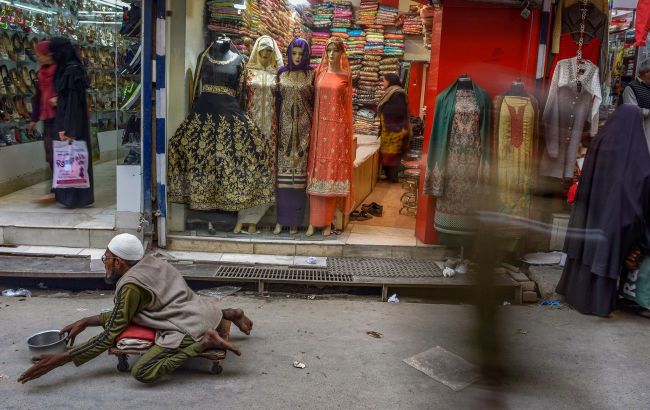 Indian rupee tumbles as US threatens sanctions over Russia war support