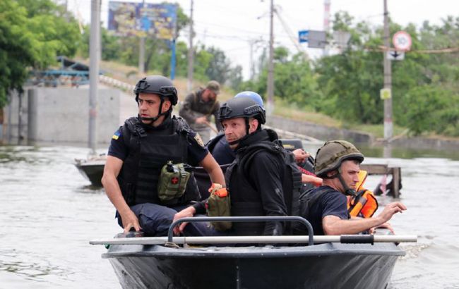 Russian forces attack Kherson amidst flooding