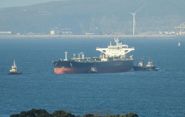 Sanctioned Chinese tanker crosses Strait of Hormuz despite US blockade