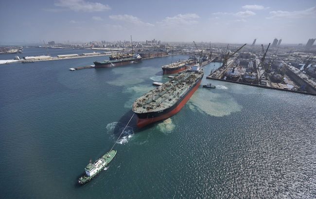 Greek ships nearly halt transport of Russian oil, Bloomberg