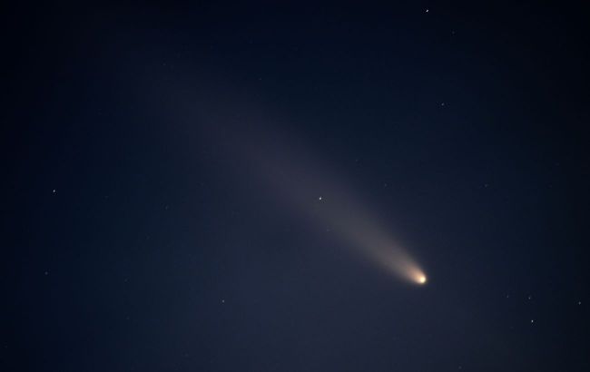 Mysterious celestial object spotted over Kyiv night sky (Video)