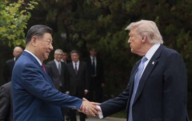 Trump greets Xi with red carpet and fighter jets in rare welcome at US base