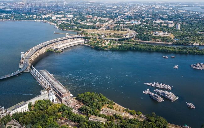 Russian attack on Ukrainian city Zaporizhzhia kills child, damages gas facilities, shuts Dnipro dam