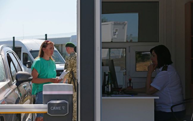One of Ukraine-Poland border checkpoints temporarily shut down