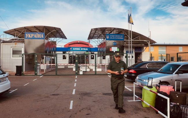 Slovak cargo carriers threaten to block border with Ukraine