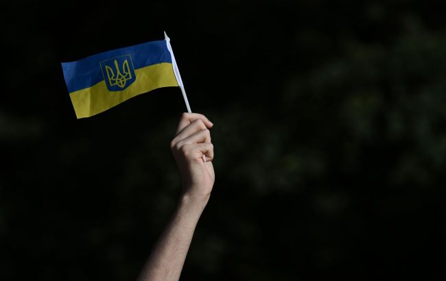 Ukrainian forces raise flag deep inside Russian lines in Kherson