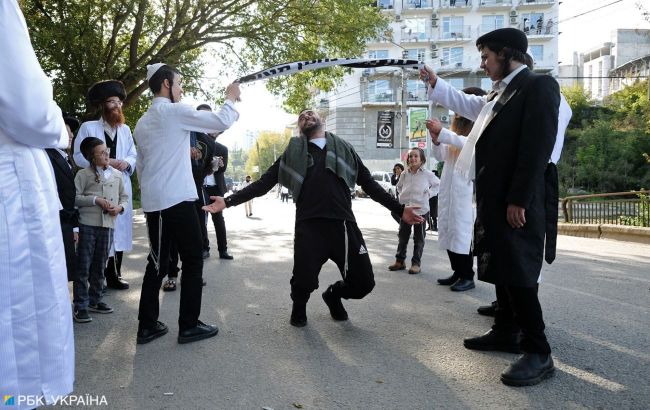 17,000 Hasidic pilgrims arrive in Ukraine despite Russian attack threat