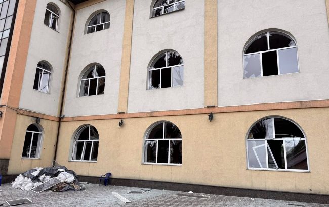 Russian attack damages Kyiv mosque: Windows and doors shattered (photos, video)