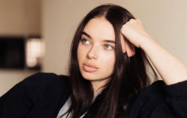 Usyk's wife turns heads with elegant office style: Stylish bow blouse and wide-leg bottoms